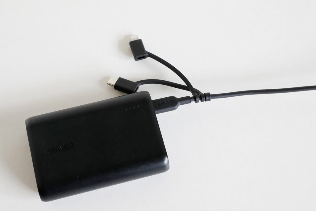 【 Anker PowerLine II 3-in-1 ケーブル】のパッケージとmicro-USB端子のバッテリー