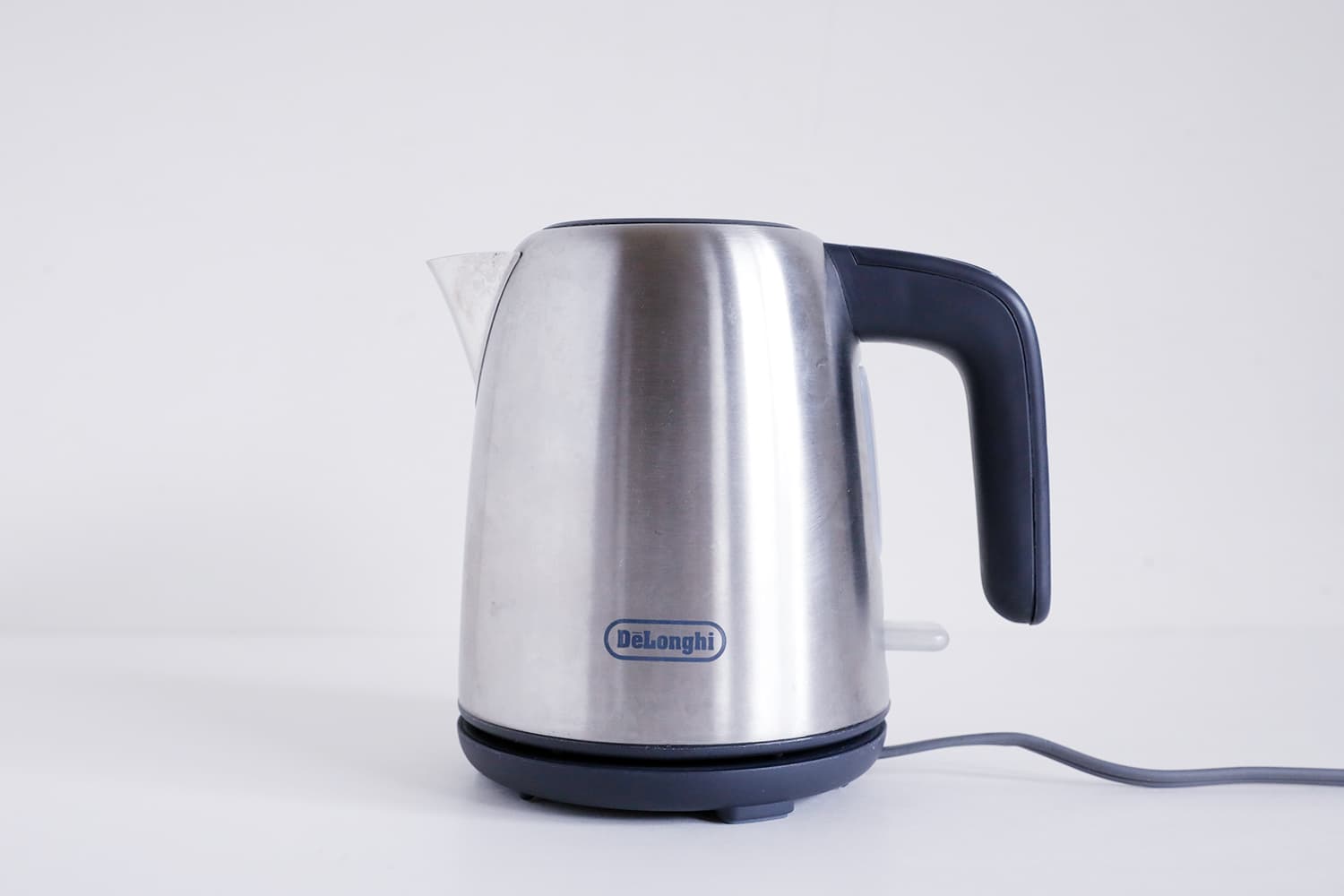 デロンギ　電気ケトル デロンギ、コンパクトサイズのステンレス電気ケトル - 価格.com