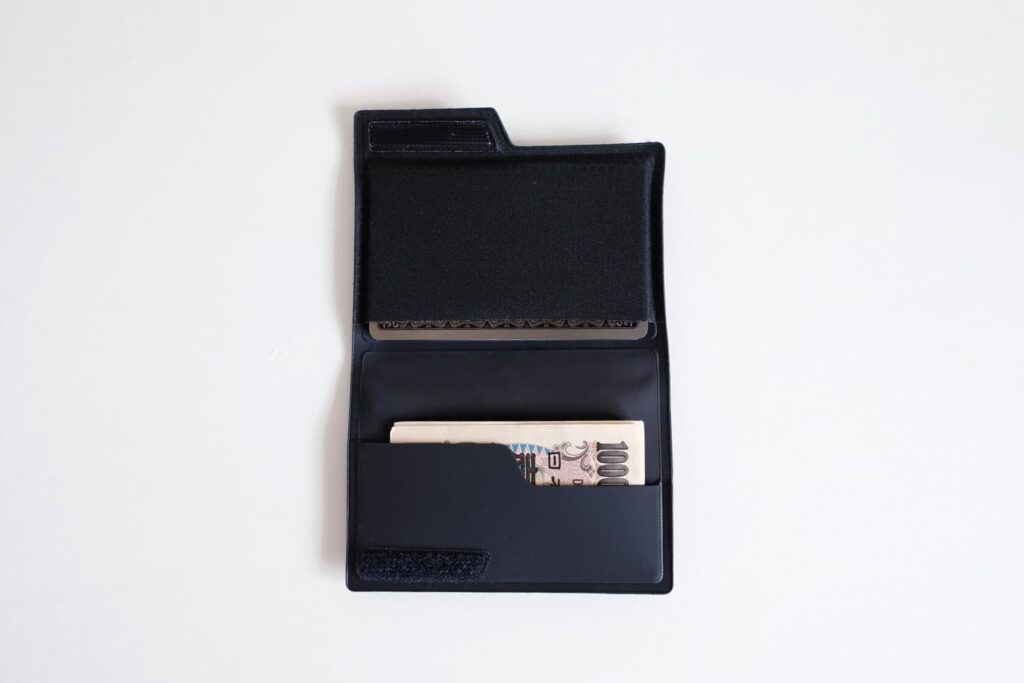  MAMMUT （マムート） Smart Wallet Ultralight のカード入れ2つのうち、ひとつをお札入れに