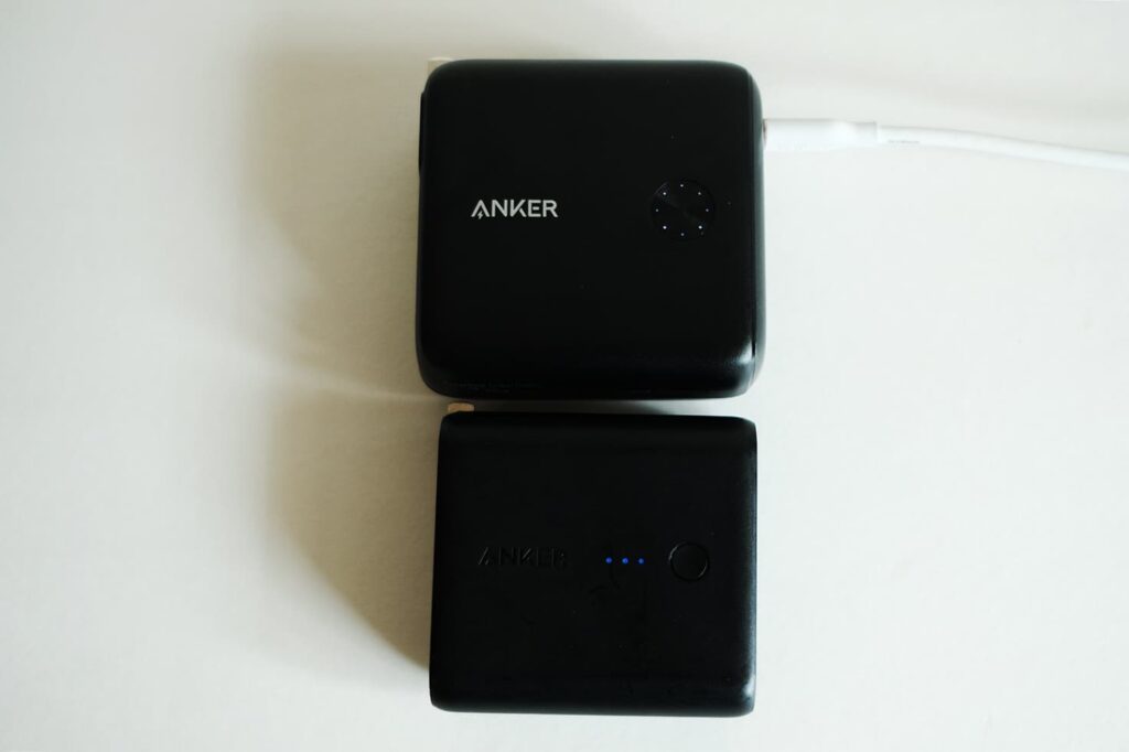 Anker PowerCore Fusion 10000 と Anker PowerCore Fusion 5000 のLEDのバッテリ残量表示の比較