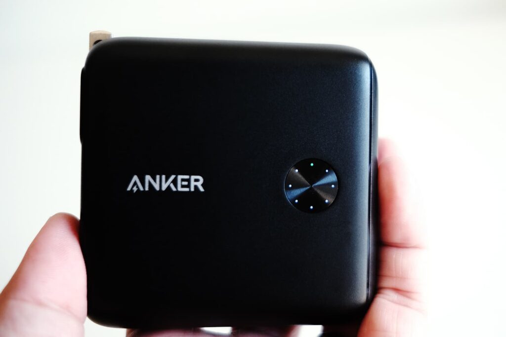 Anker PowerCore Fusion 10000 の電池残量表示インジゲーターは8点になっている。