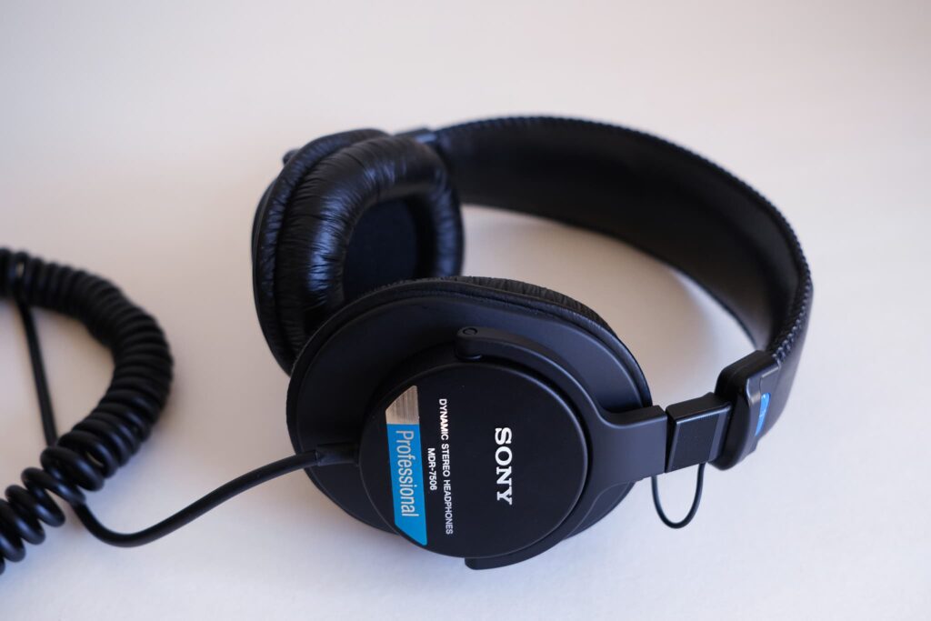  SONY MDR-7506 を斜め上から見ている画像