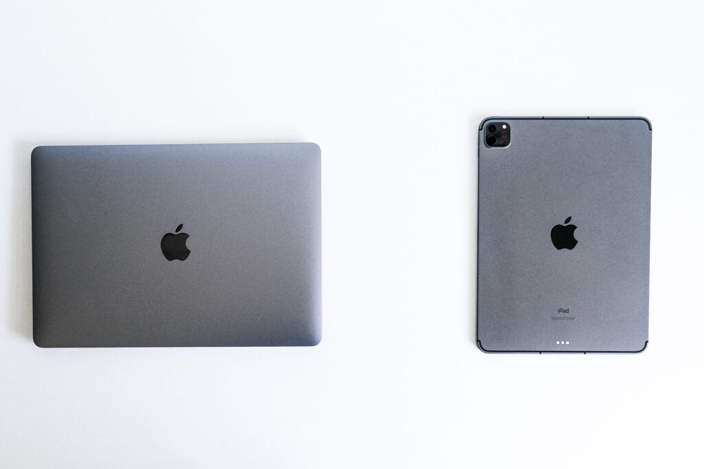 iPadはMacBookと違い、キーボードがくっついていないからこそ、タブレットアームという選択肢がある