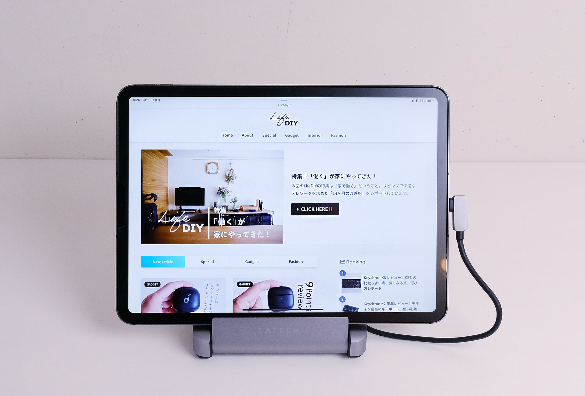 SATECHIのiPad用 アルミニウム スタンド＆ハブ｜5つの特徴　デザイン性の高さ。スタンドを開いたら、iPadを載せて、ケーブルを接続するだけ