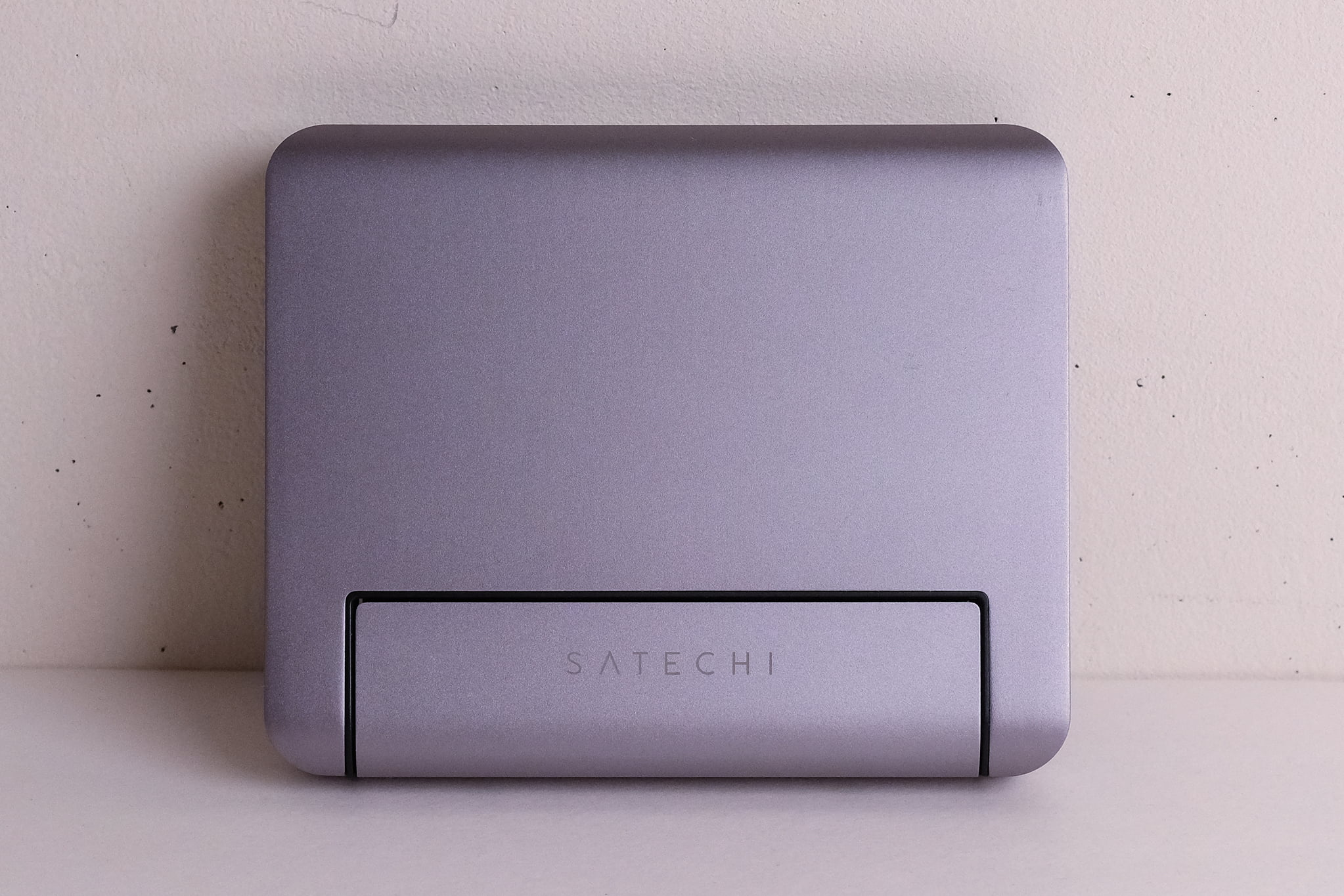 SATECHI
iPad Pro/Air用 アルミニウム スタンド＆ハブは折りたたみスタンドであり、ハブにもなる優れモノ。ではなぜ、SATECHIのiPad用 アルミニウム スタンド＆ハブを購入したのか。