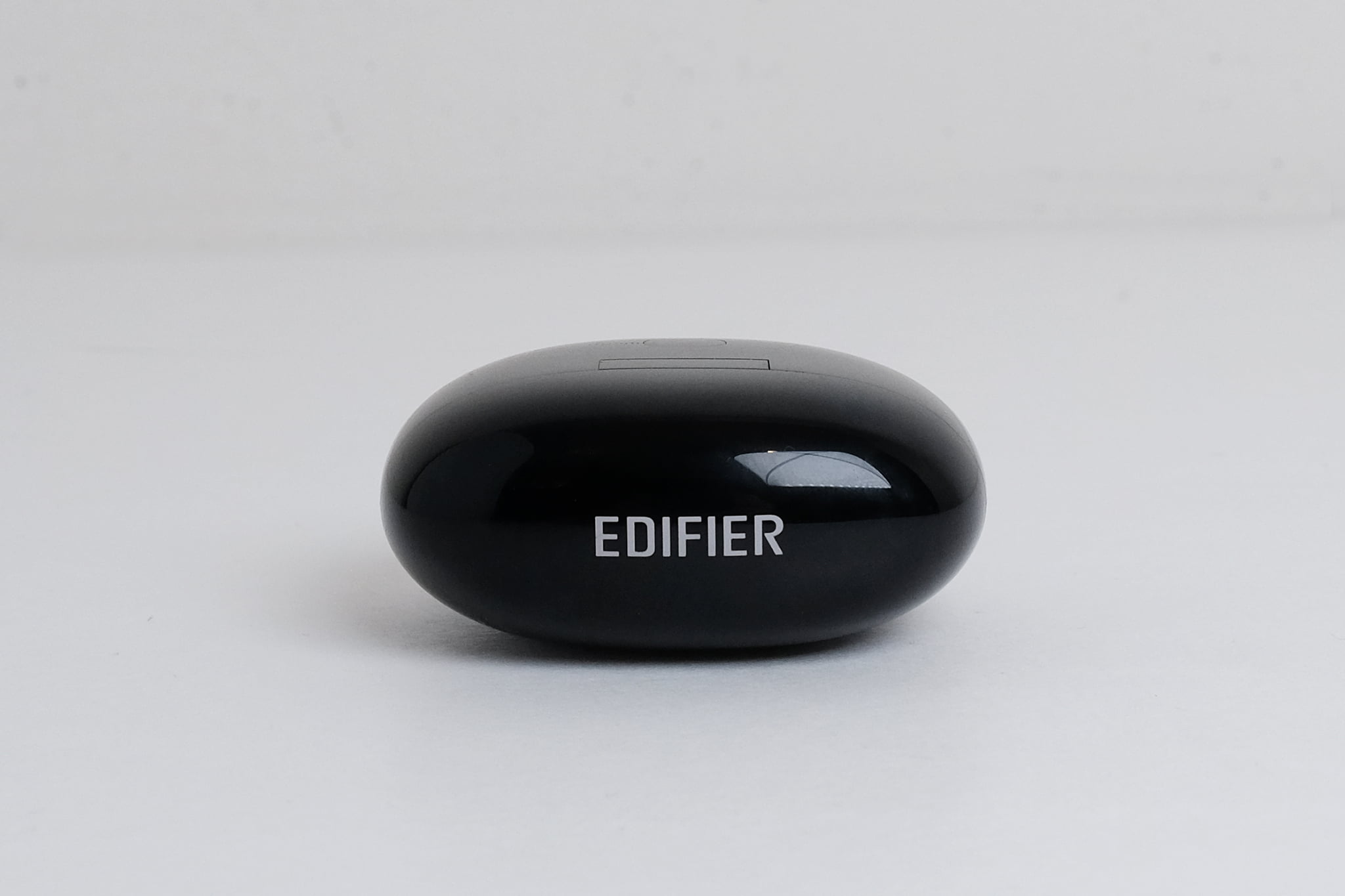 EDIFIER W220T |充電ケース｜やや小さめの大きさとピアノブラックな艶感