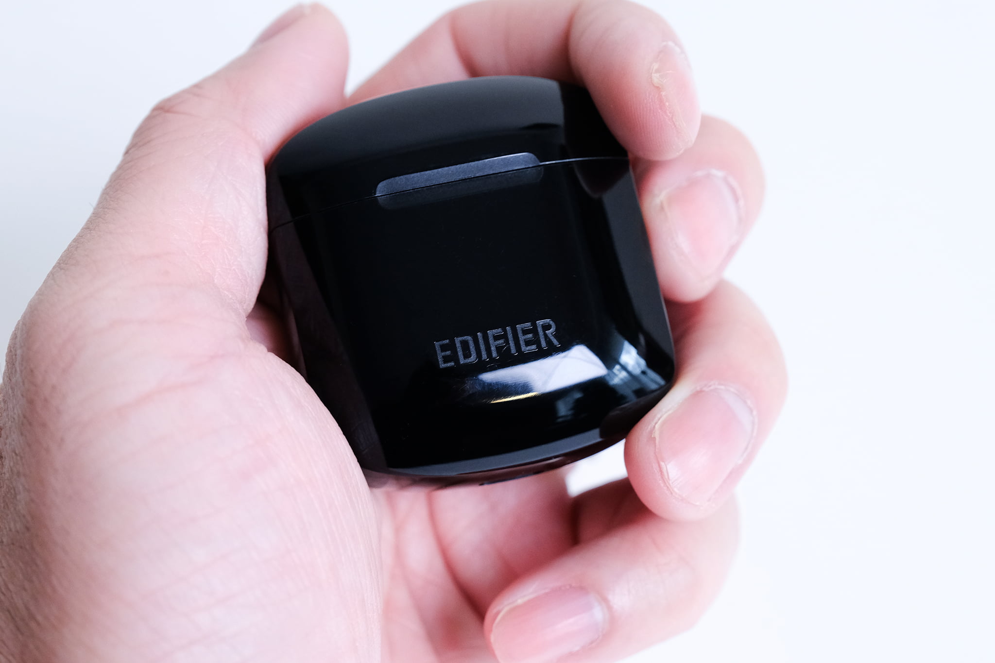 EDIFIER W200T mini ｜3つのポイント｜デザインについて｜②充電ケース｜ツヤ有りブラックの小型